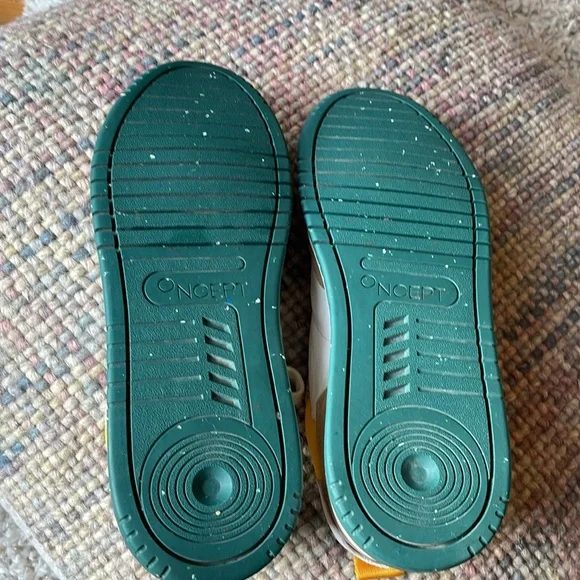 Most comfortable sneaker ever! In amazing shape. The Phoniex in Oak Multi 💚 - Picture 15 of 15